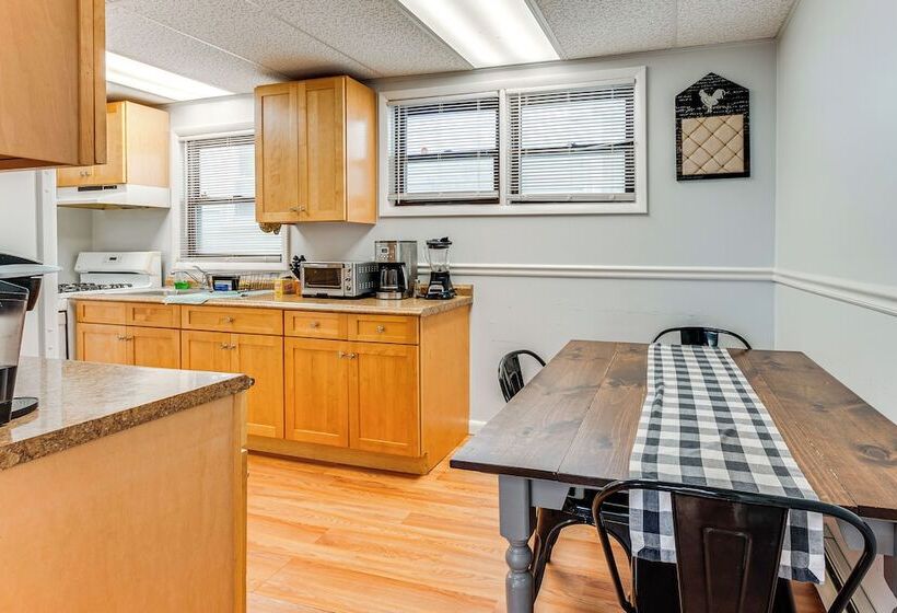 Cozy Keansburg Cottage: Walk To Beach & Boardwalk!