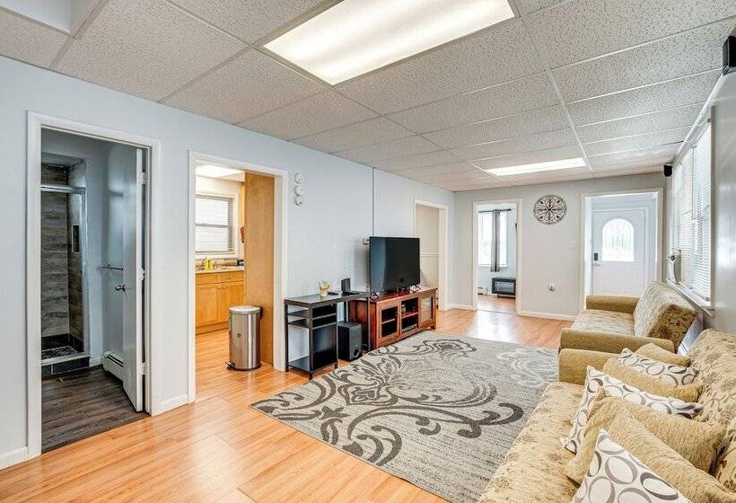 Cozy Keansburg Cottage: Walk To Beach & Boardwalk!