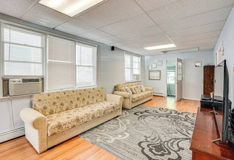 Cozy Keansburg Cottage: Walk To Beach & Boardwalk!