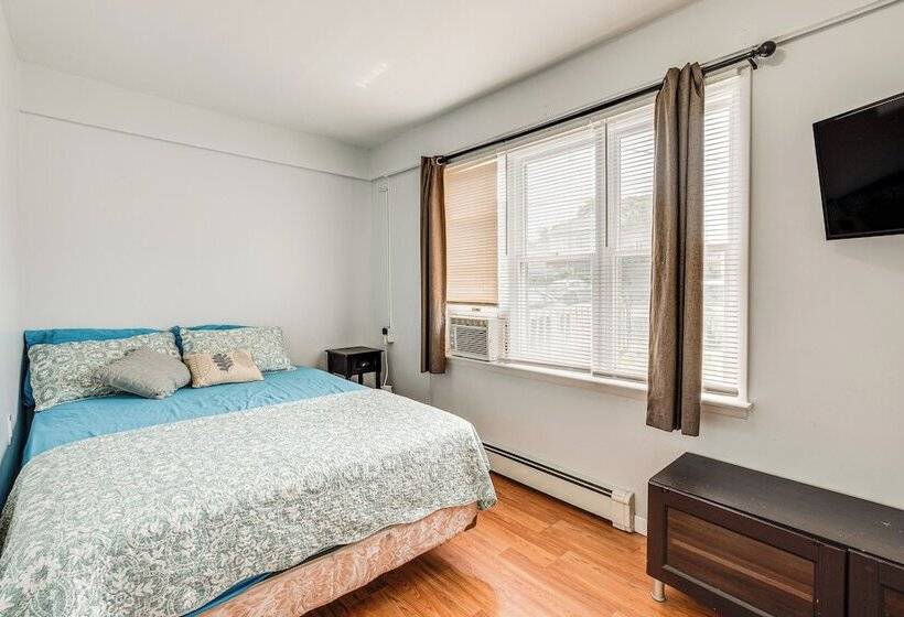 Cozy Keansburg Cottage: Walk To Beach & Boardwalk!