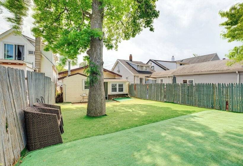 Cozy Keansburg Cottage: Walk To Beach & Boardwalk!