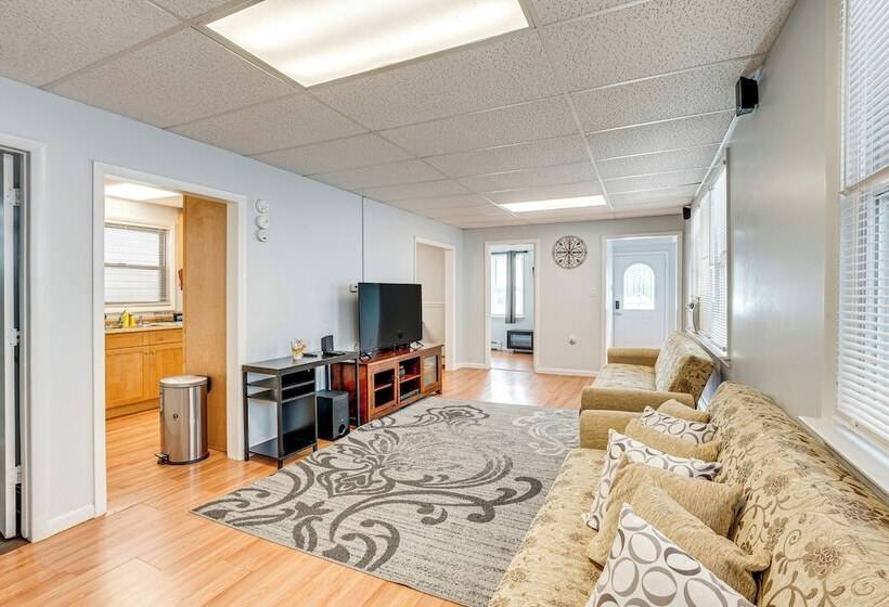 Cozy Keansburg Cottage: Walk To Beach & Boardwalk!