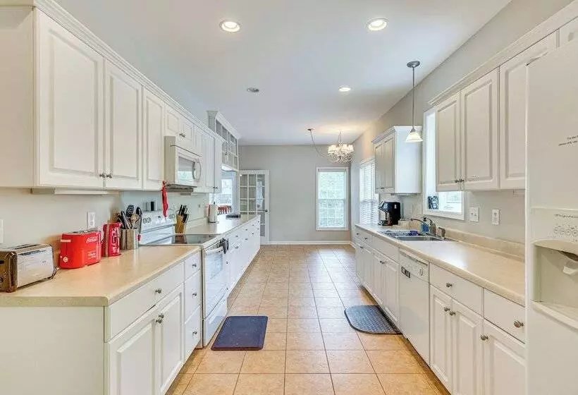 Family Friendly Harrells Home W/ Fire Pit + Kayaks