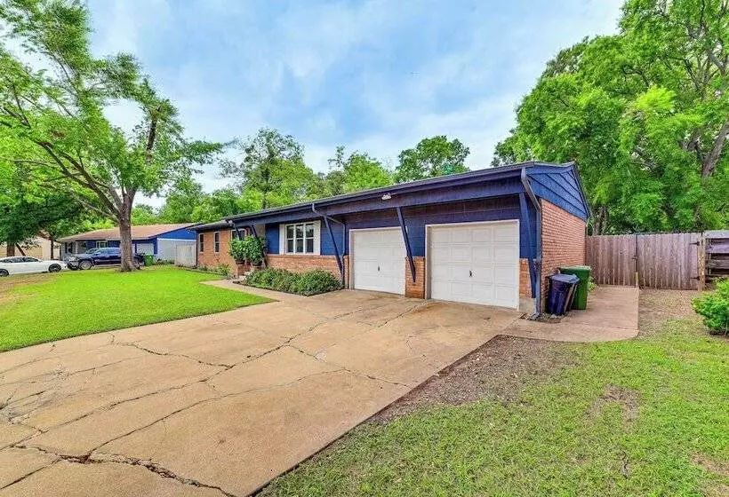9 Mi To Dtwn: Fort Worth Home W/ Patio & Yard