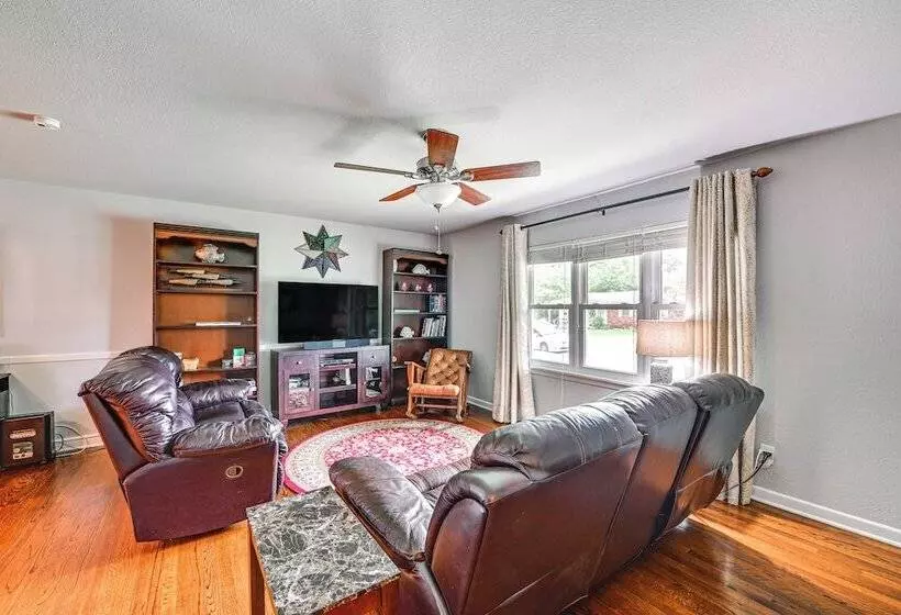 9 Mi To Dtwn: Fort Worth Home W/ Patio & Yard