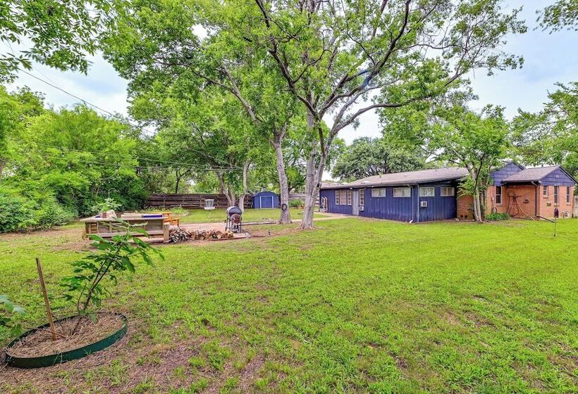 9 Mi To Dtwn: Fort Worth Home W/ Patio & Yard