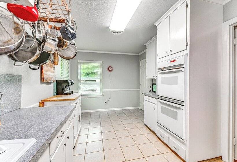 9 Mi To Dtwn: Fort Worth Home W/ Patio & Yard