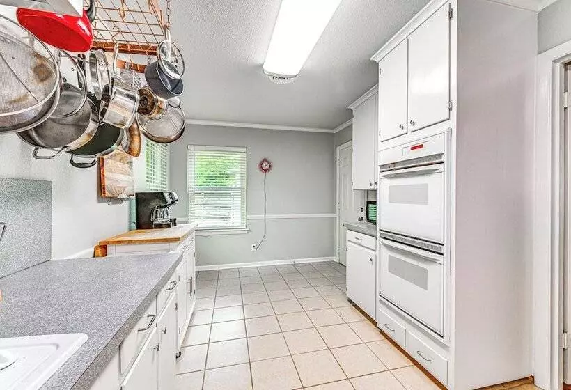 9 Mi To Dtwn: Fort Worth Home W/ Patio & Yard