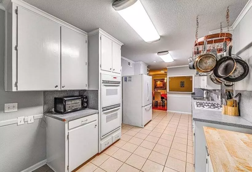 9 Mi To Dtwn: Fort Worth Home W/ Patio & Yard