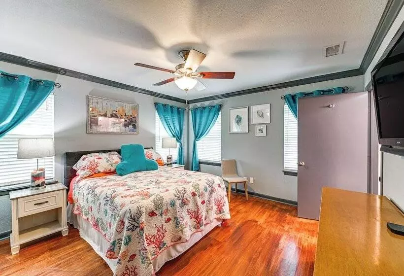 9 Mi To Dtwn: Fort Worth Home W/ Patio & Yard