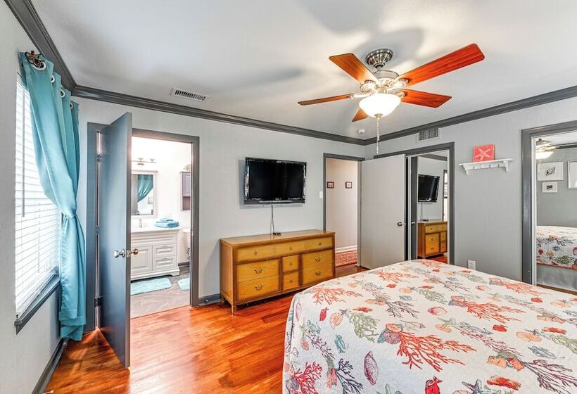 9 Mi To Dtwn: Fort Worth Home W/ Patio & Yard