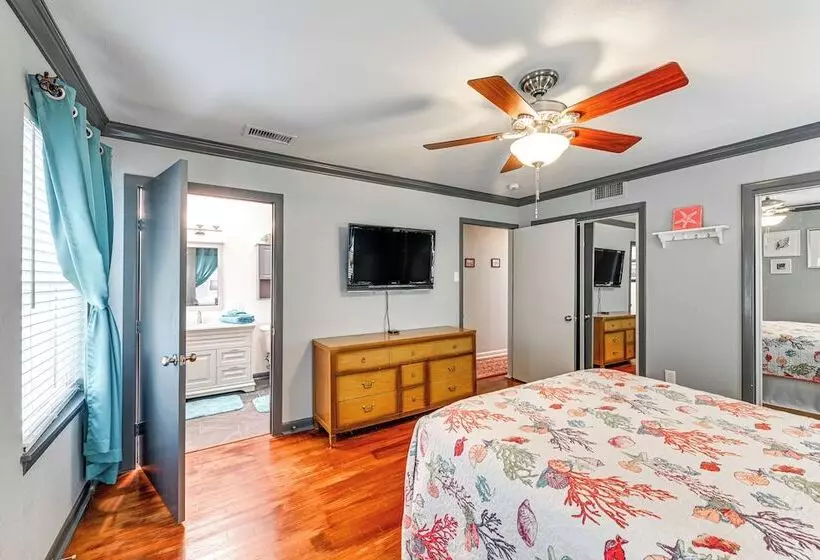 9 Mi To Dtwn: Fort Worth Home W/ Patio & Yard