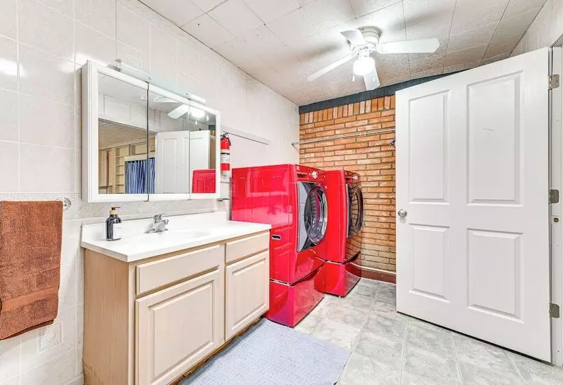 9 Mi To Dtwn: Fort Worth Home W/ Patio & Yard