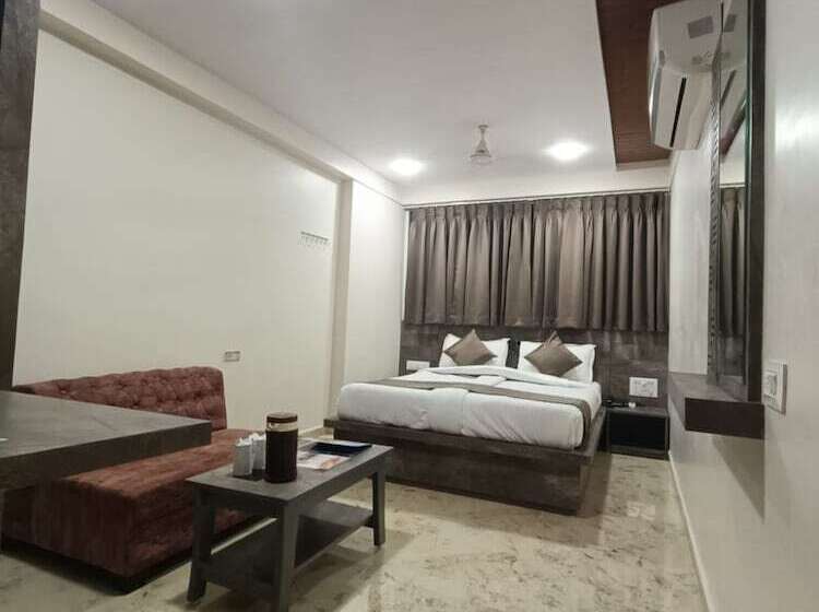 בית מלון כפרי Citizen Surat