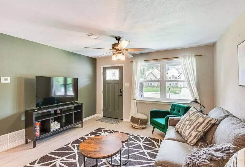 Walk To Lewisville Lake: Dog Friendly Texas Home