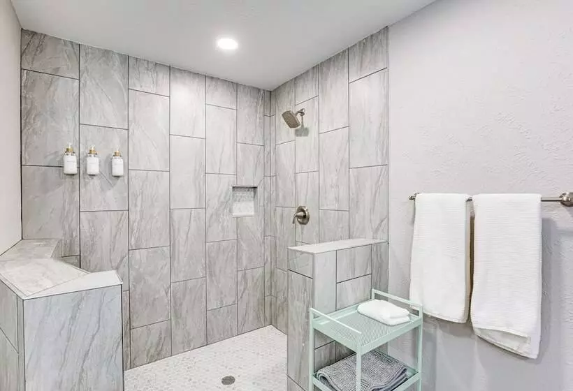 Walk To Lewisville Lake: Dog Friendly Texas Home