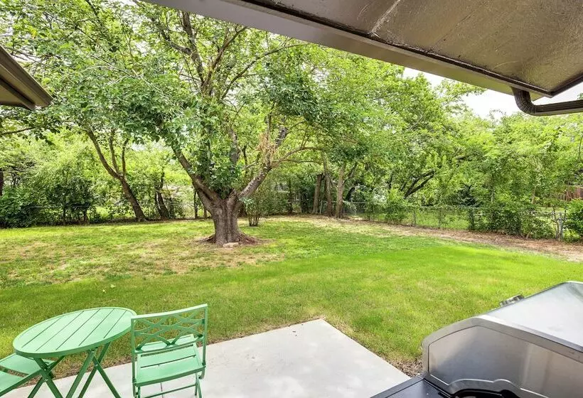 Walk To Lewisville Lake: Dog Friendly Texas Home