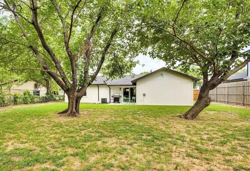 Walk To Lewisville Lake: Dog Friendly Texas Home