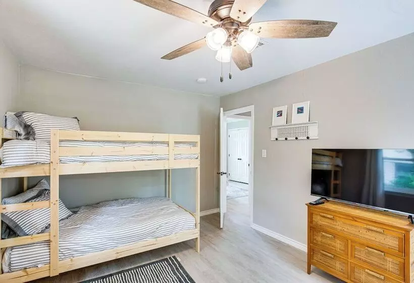 Walk To Lewisville Lake: Dog Friendly Texas Home