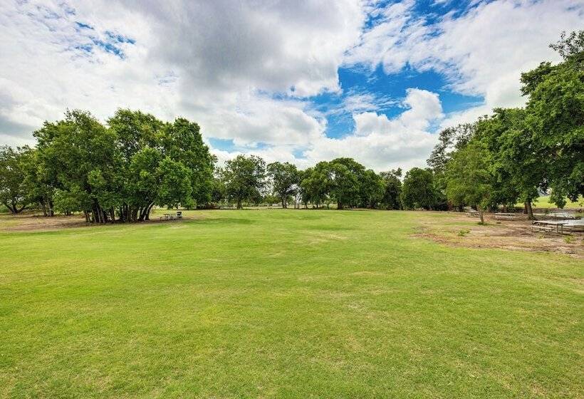 Walk To Lewisville Lake: Dog Friendly Texas Home