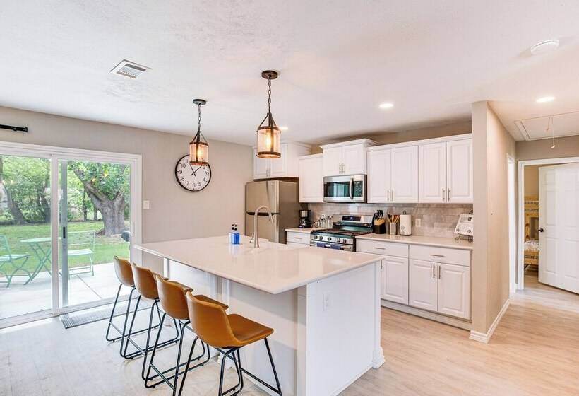 Walk To Lewisville Lake: Dog Friendly Texas Home