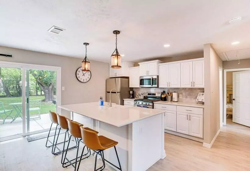 Walk To Lewisville Lake: Dog Friendly Texas Home