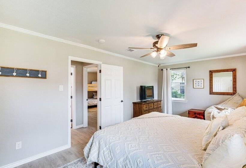 Walk To Lewisville Lake: Dog Friendly Texas Home