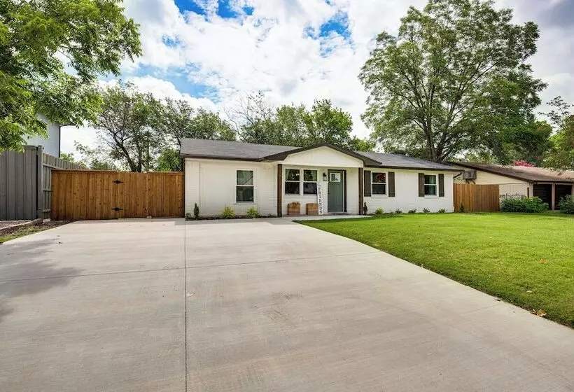 Walk To Lewisville Lake: Dog Friendly Texas Home