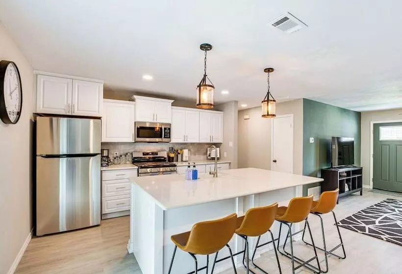 Walk To Lewisville Lake: Dog Friendly Texas Home