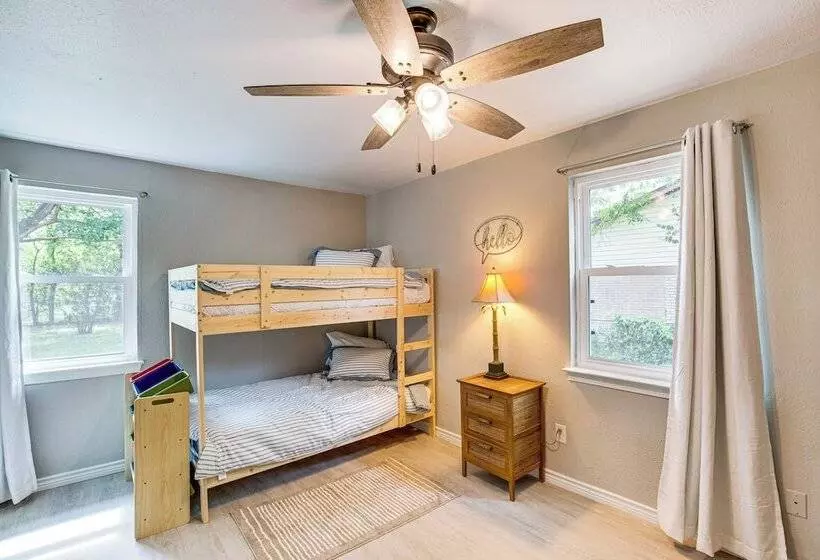 Walk To Lewisville Lake: Dog Friendly Texas Home