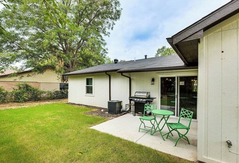 Walk To Lewisville Lake: Dog Friendly Texas Home