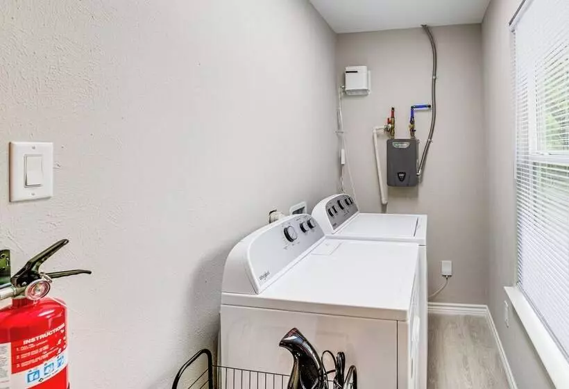 Walk To Lewisville Lake: Dog Friendly Texas Home