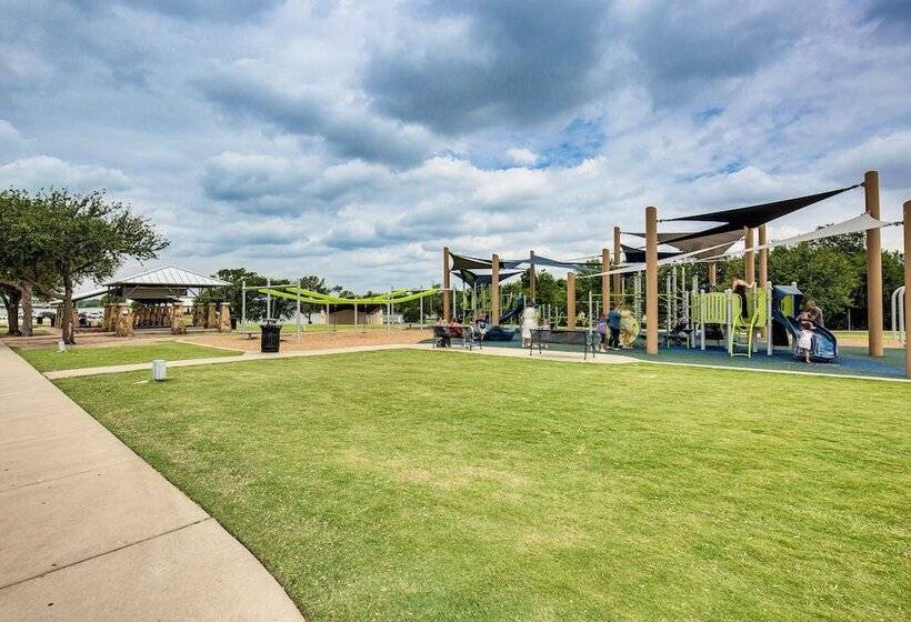 Walk To Lewisville Lake: Dog Friendly Texas Home