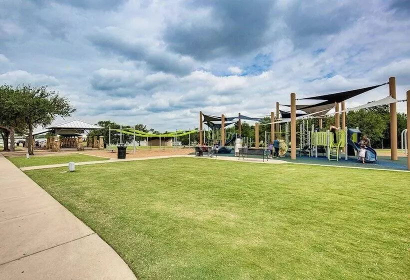 Walk To Lewisville Lake: Dog Friendly Texas Home