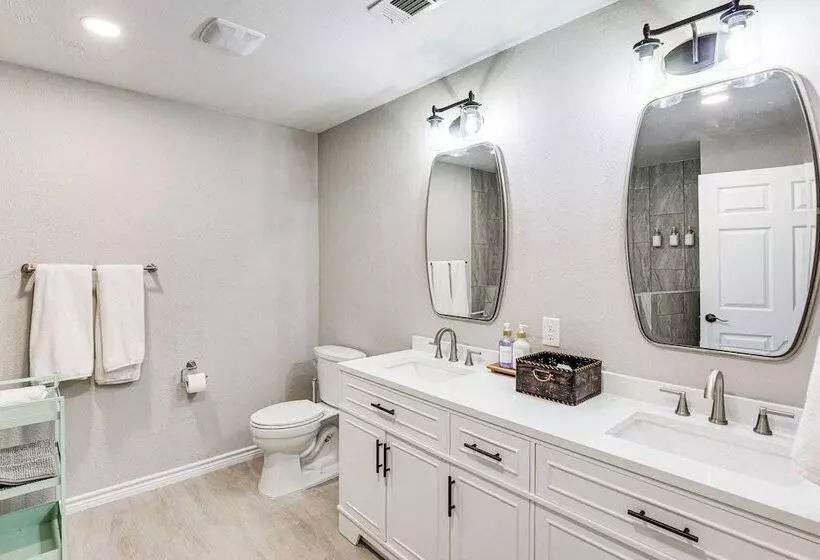 Walk To Lewisville Lake: Dog Friendly Texas Home