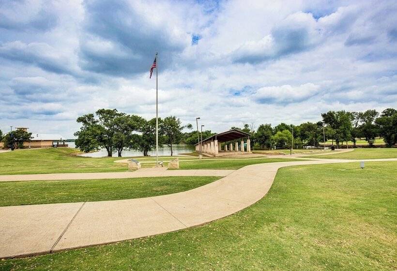Walk To Lewisville Lake: Dog Friendly Texas Home