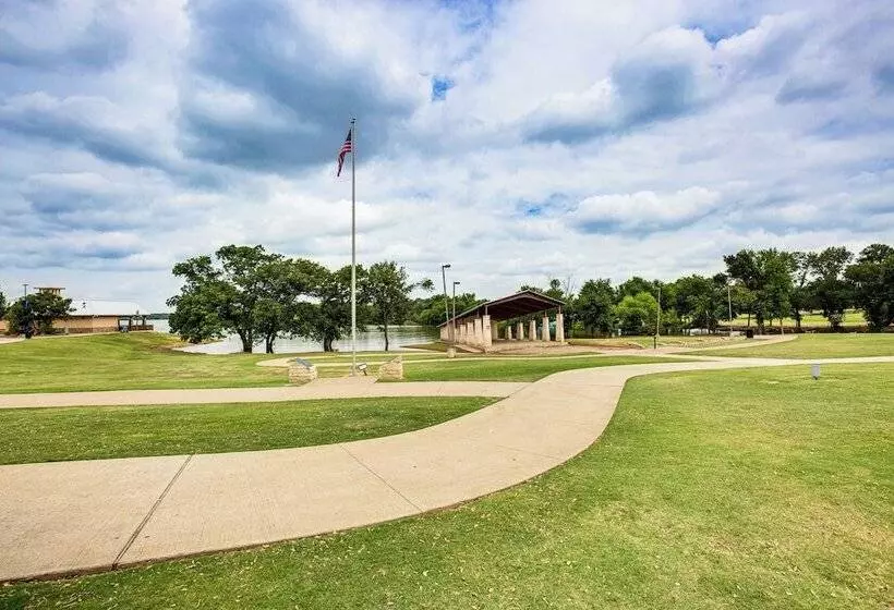 Walk To Lewisville Lake: Dog Friendly Texas Home