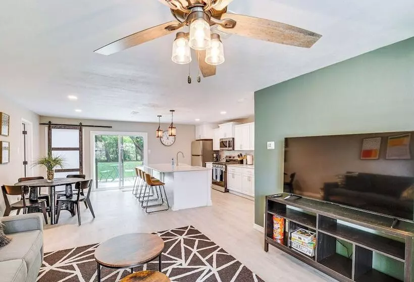 Walk To Lewisville Lake: Dog Friendly Texas Home