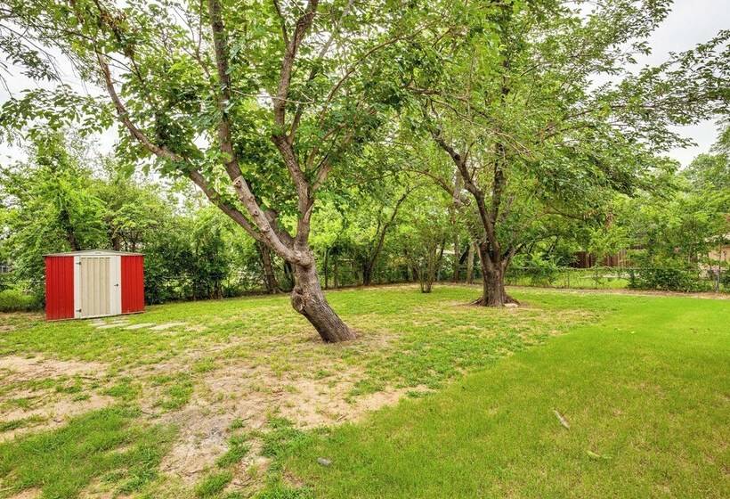 Walk To Lewisville Lake: Dog Friendly Texas Home