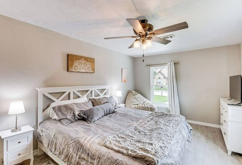 Walk To Lewisville Lake: Dog Friendly Texas Home