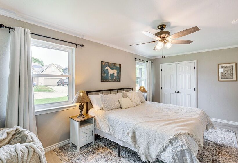 Walk To Lewisville Lake: Dog Friendly Texas Home