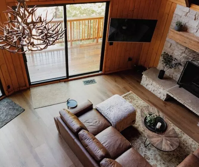 Newly Remodeled Luxury Cabin