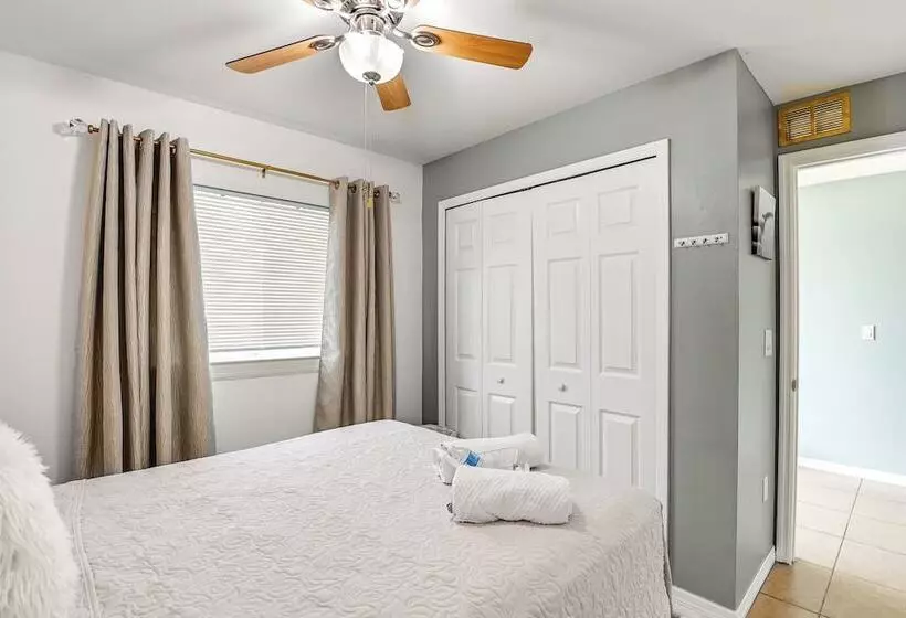 Lehigh Acres Getaway Near Parks & Golfing!
