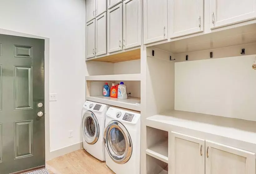 1 Mi To Downtown: New Albany Home W/ Yard