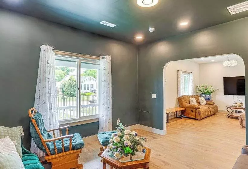 1 Mi To Downtown: New Albany Home W/ Yard