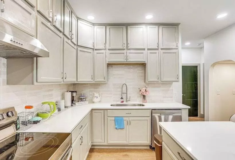 1 Mi To Downtown: New Albany Home W/ Yard