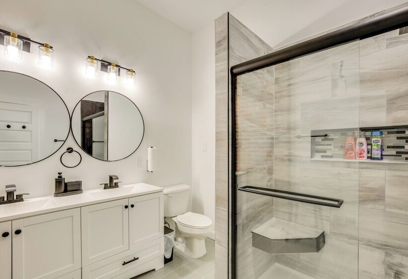 St Louis Home W/ Deck, Outdoor Bar & Grill!