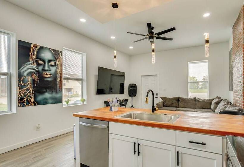 St Louis Home W/ Deck, Outdoor Bar & Grill!