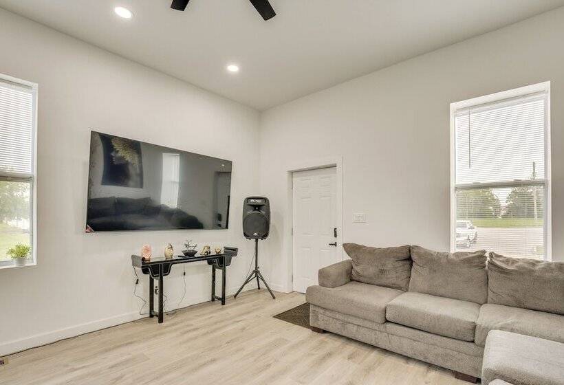 St Louis Home W/ Deck, Outdoor Bar & Grill!