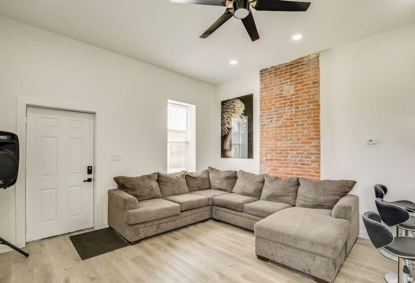 St Louis Home W/ Deck, Outdoor Bar & Grill!